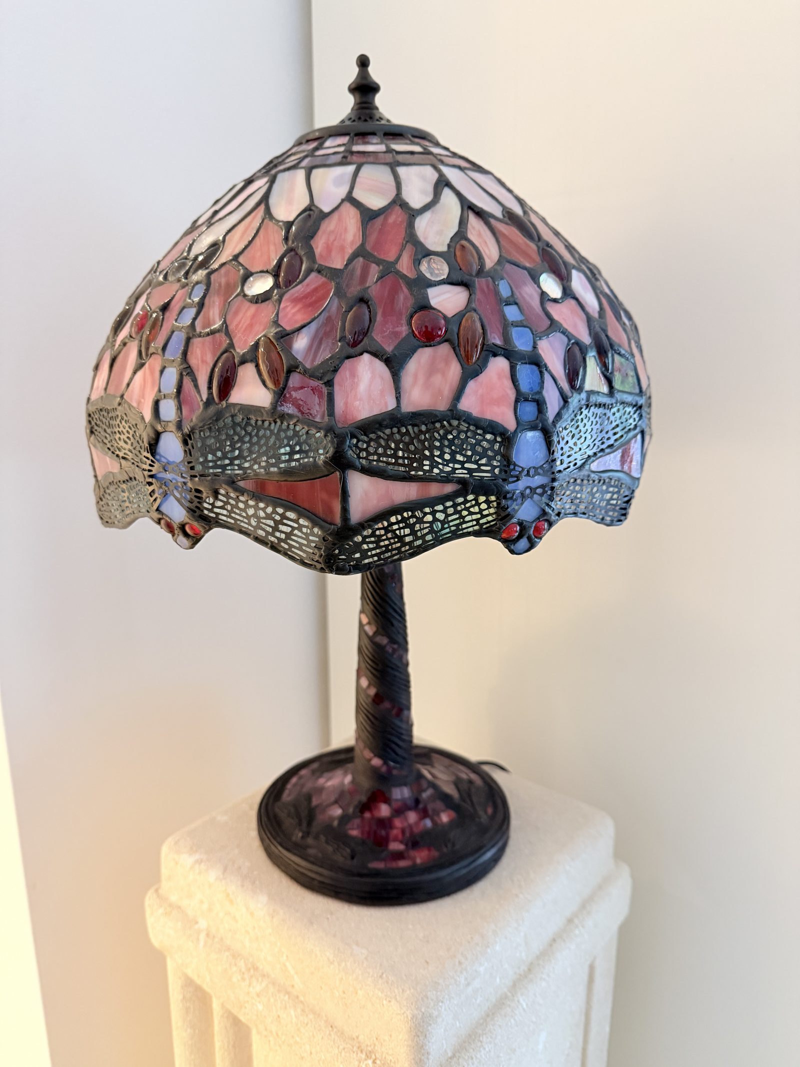 Tiffany Tischlampe mit Libellen-Motiv, Buntglas rosa/blau
