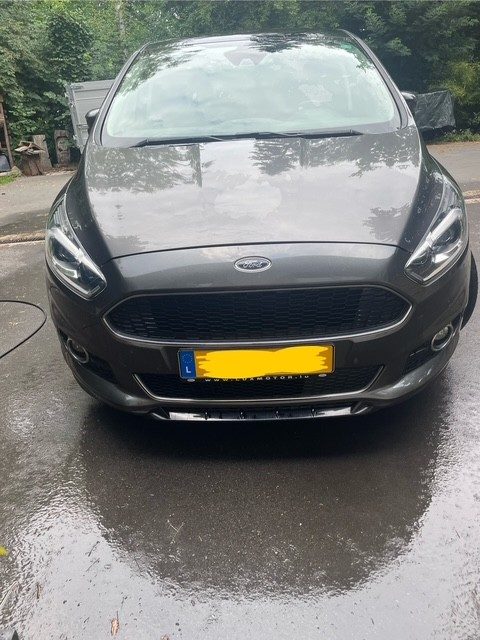 Ford S-Max gris foncé – Berline familiale en bon état